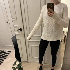 Knitted sweater Zara - Vit stickad tröja från Zara. 