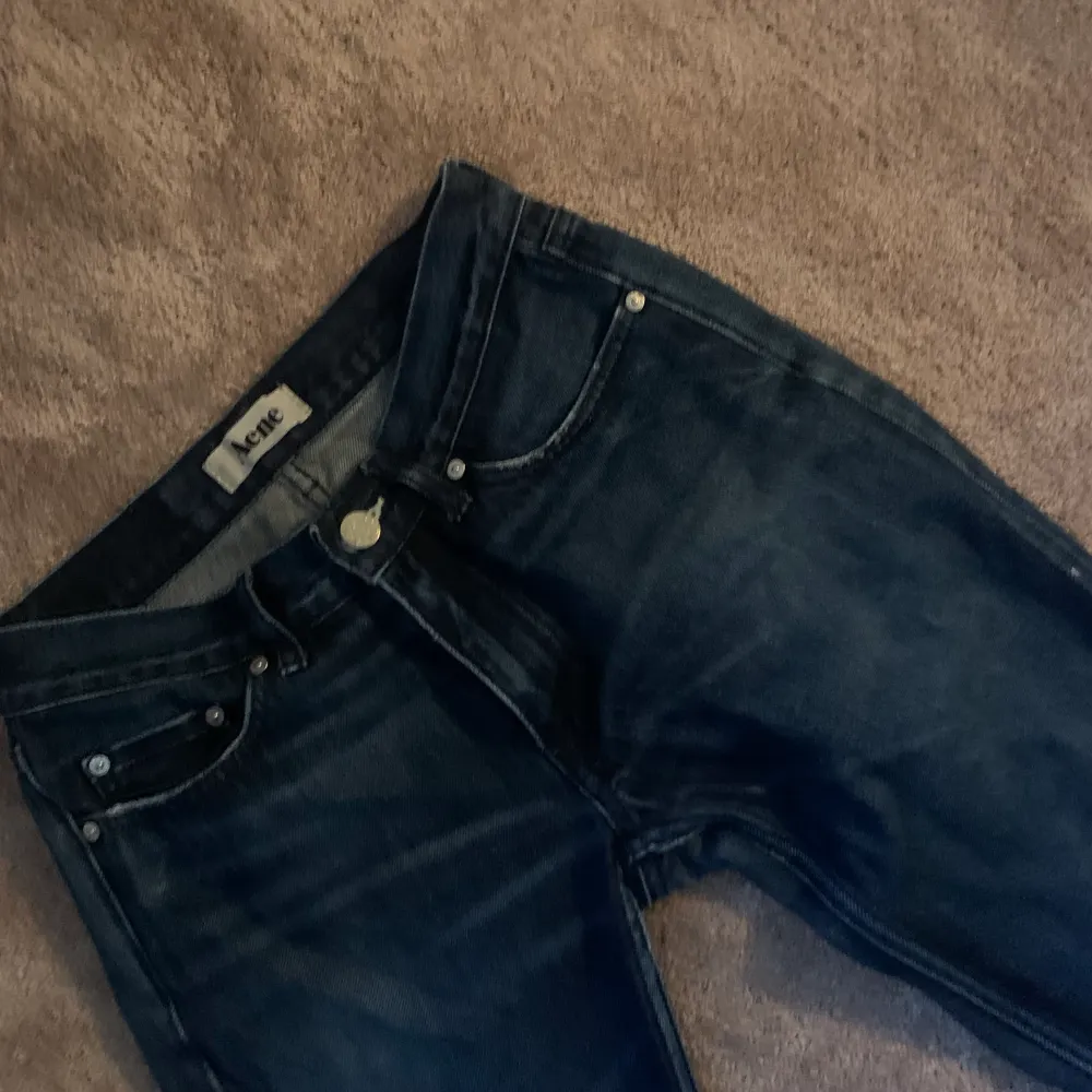 Säljer dessa assnygga lowwaist acnejeansen. De är straight modell pch väldigt bra sick🥰🥰. Jeans & Byxor.