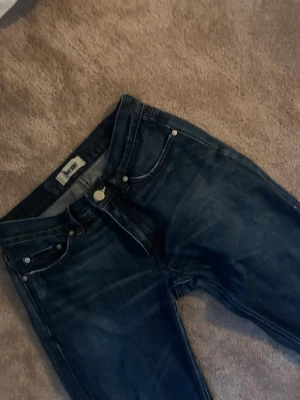 Acne jeans - Säljer dessa assnygga lowwaist acnejeansen. De är straight modell pch väldigt bra sick🥰🥰