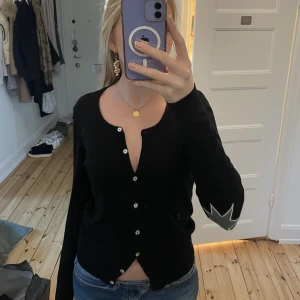 Svart kofta med stjärnor  - Superfin använd cirka två gånger!!!!  Skriv vid frågor🩷