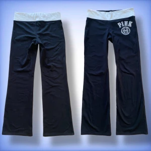 Victorias Secret PINK Yoga byxor - Ett par jätte fina utsvängda PINK yoga byxor i ett jätte fint skick! Hör av dig om du har frågor!☺️(storlek L men passar M väldigt bra)