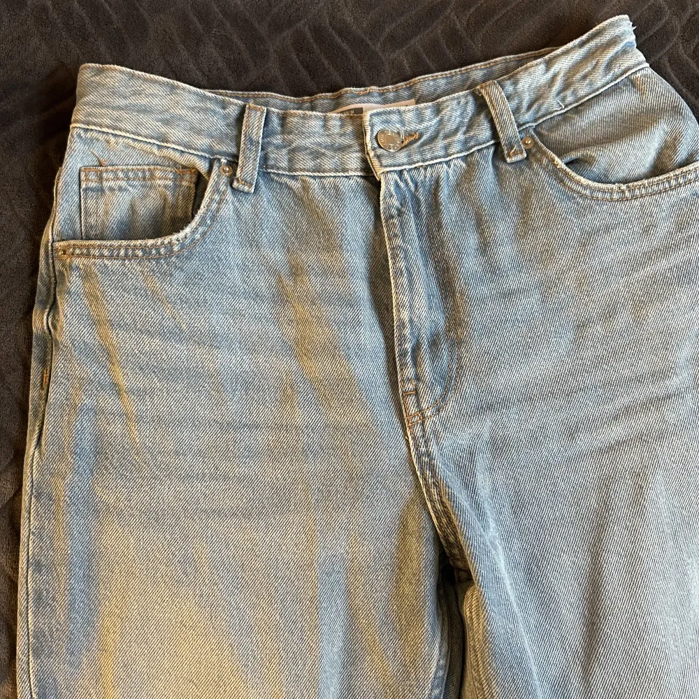 Ett par ljusblåa jeans. Regular waist. . Jeans & Byxor.