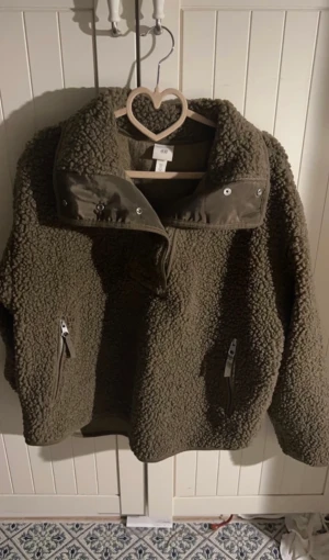 Teddy jacka - Säljer min gröna teddy jacka som tyvärr var för stor för mig. Perfekt nu till hösten och så snygg!💕💕