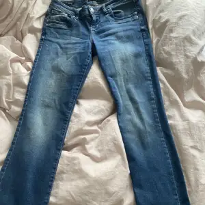 Säljer mina skit snygga jeans från LTB då dom är förstora och inte hann retuneras. Endast använda en gång! Köpta på Zalando för 909, mitt pris 499+frakt💖