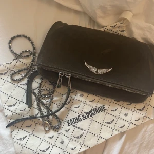 Zadig väska - As snygg mocka grön Zadig väska. Som inte kommer till användning längre. Köpt för cirka 3500 kr