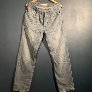 Jeans från Zara med en vintage tvätt i blått. Storlek 40, modell: Lose. Hör gärna av dig. 