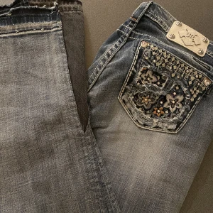 Jätte söta Miss me jeans 💖 - Säljer dessa miss me jeans då de inte kommer till användning längre💕 Byxorna har blivit omsydda till bootcut, byxorna är i jätte fint skick och knappt använda. Allt på fickorna sitter kvar!💗 Jag är 170 lång och de är lagom långa på mig💞 Skriv vid frågor💖