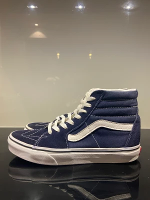 Vans sneakers  - Jättesnygga marinblå vans sneakers! Bara använda några få gånger och har tvättat dem lite, är därför i väldigt bra skick, nästan som nya. Säljer på grund av att de är för små! Kontakta för mer information💓