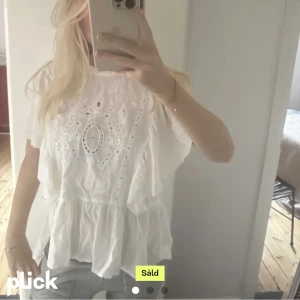 Superfin blus - Supersöt blus, köpte på plick men tyvärr passade den inte mig💕 Lånade bilder, skriv för fler bilder