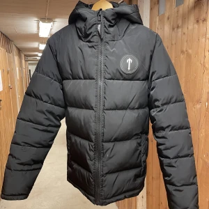 OLD SEASON TRAPSTAR JACKA - OLD SEASON TRAPSTAR JACKA!  Trapstar Irongate puffer jacka från säsongen 2020, som inte går att hitta ny längre! Säljs pågrund av för lite användning! Dm för frågor, fler bilder etc. Pris kan diskuteras STORLEK L 