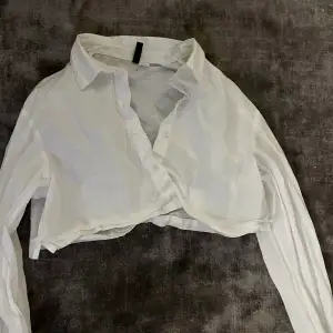 En vitt cropad skjorta i XS