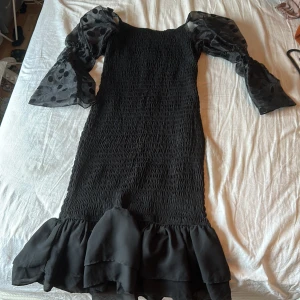 klänning - svart klänning använder knappt, mycket strech