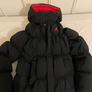 En sjuk jacka som passar perfekt till vinter, storleken på jackan är XS men passar S/M bra. Priset kan diskuteras