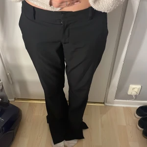 Kostymbyxor - knappt använda lågmidjade kostymbyxor i storlek 40