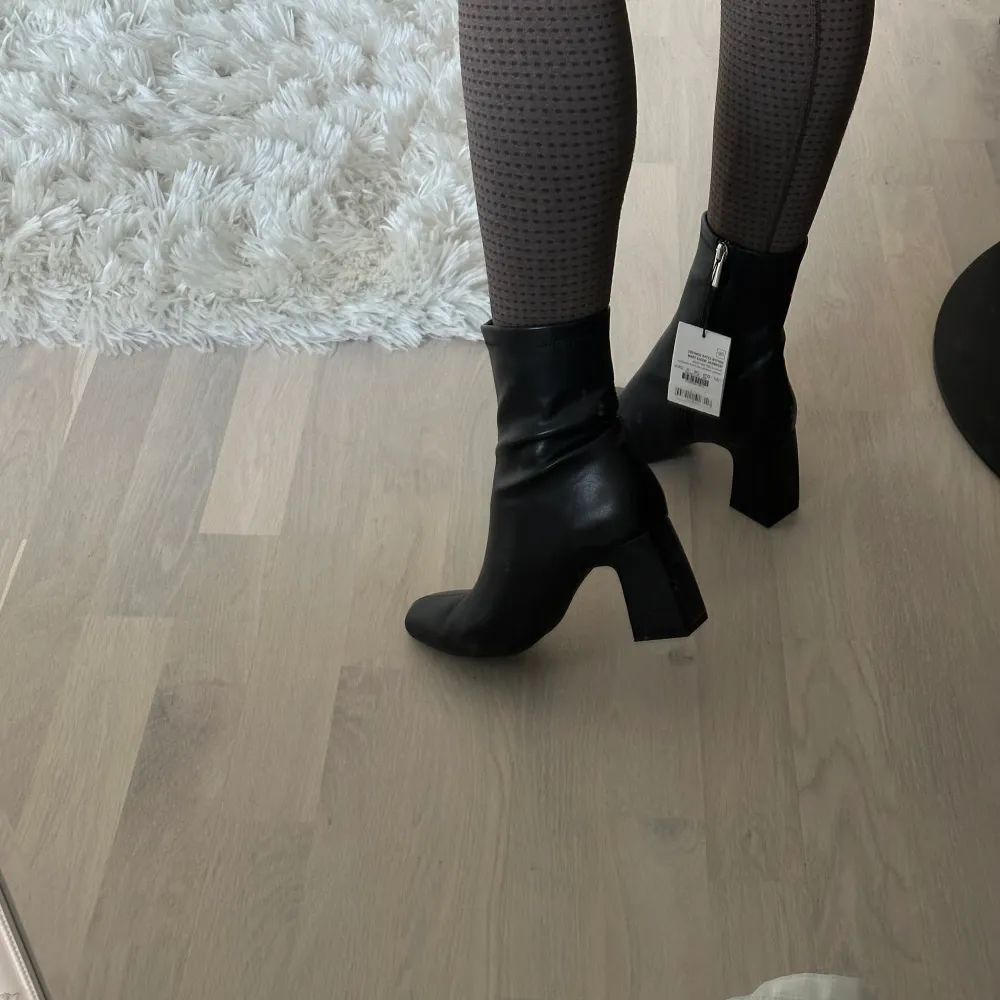 Boots från Bershka. Aldrig använda. Storlek 37. Perfekt höst sko. . Skor.