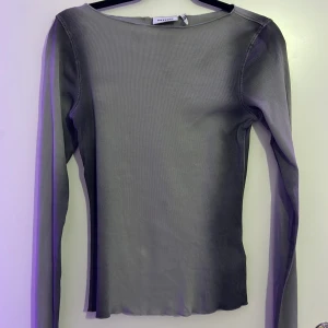 Weekday tröja - Säljer dehär skit snygga tröjan fråg Weekday. Har bara använt fåtal gånger så nästan nyskick. Säljer eftersom den inte kommer till användning💓🌟