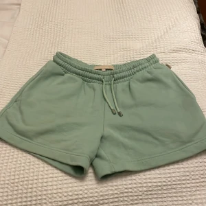 Shorts💚 - Ett par mjuka shorts från Pernilla wahlgrens märke dom är super sköna och har fickor💚