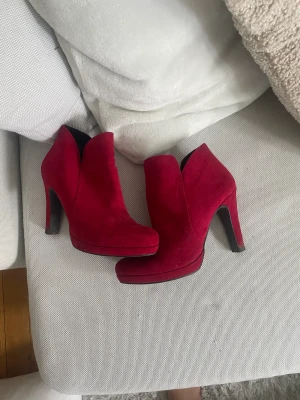 Röda klackar  - Fina röda klackar, storlek 36, knappt använda, super enkla att gå i! Vet inte Exakt hur hög klacken är. Kan fraktas men köparen står för frakten 