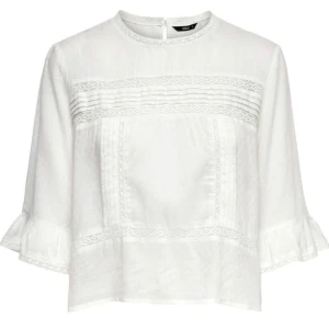Vit trekvart ärmad blus - Säljer min jätte fina trekvartsärmade blus från Only, väl använd, men kommer inte längre till användning. Skriv till mig för fler bilder!💕💕