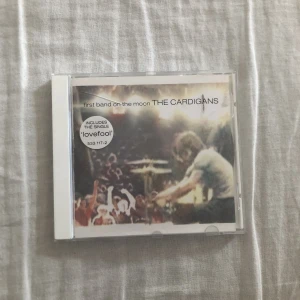 first band on the moon - the cardigans  - begagnat fint skick, lite smuts och en mini spricka på framsidan. ⭐️  tar ej köp nu!!! betalning via swish i privat chatt. frakt tillkommer på 45kr ifall du ej kan mötas upp i östersund.