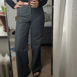Vintage Calvin Klein Jeans - Mörkgröna vintage Calvin Klein jeans i bra secondhand-skick! 