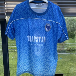 Trapstar Fotbolls tröja - Trapstar Fotbolls tröja - Inga hål eller fläckar - skriv för frågor eller om du vill ha fler bilder eller vad som - samfraktar också om man är intresserad av mer grejer - köp dirket eller buda eller byten