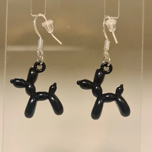 Örhängen ballonghund  - Oanvända örhängen i metall. 