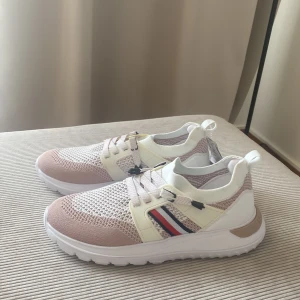 Sneakers - Helt nya och oanvända Tommy Hilfiger sneakers inköpta i usa. Storleken är 7 vilket passar mig som brukar ha storlek 37. 