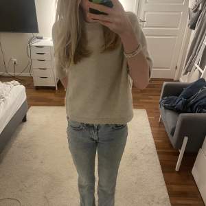 Säljer dessa super fina mid/low waist jeans från Gina Tricot💕 Jeansen är i mycket bra skick och har inga tydliga tecken på användning. Frakten igår inte i priset och priset kan diskuteras. Jag är ca 173 cm lång för referens. 