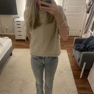 Gina Tricot jeans - Säljer dessa super fina mid/low waist jeans från Gina Tricot💕 Jeansen är i mycket bra skick och har inga tydliga tecken på användning. Frakten igår inte i priset och priset kan diskuteras. Jag är ca 173 cm lång för referens. 