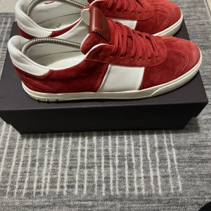 Valentino flycrews  - Valentino flycrews storlek 45 i väldigt bra skick. 9/10 spikar är på plats. Box och Valentino kort medföljer. Priset är hugget i sten! 