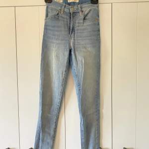 Mile high super skinny Levis jeans i str 24 L30