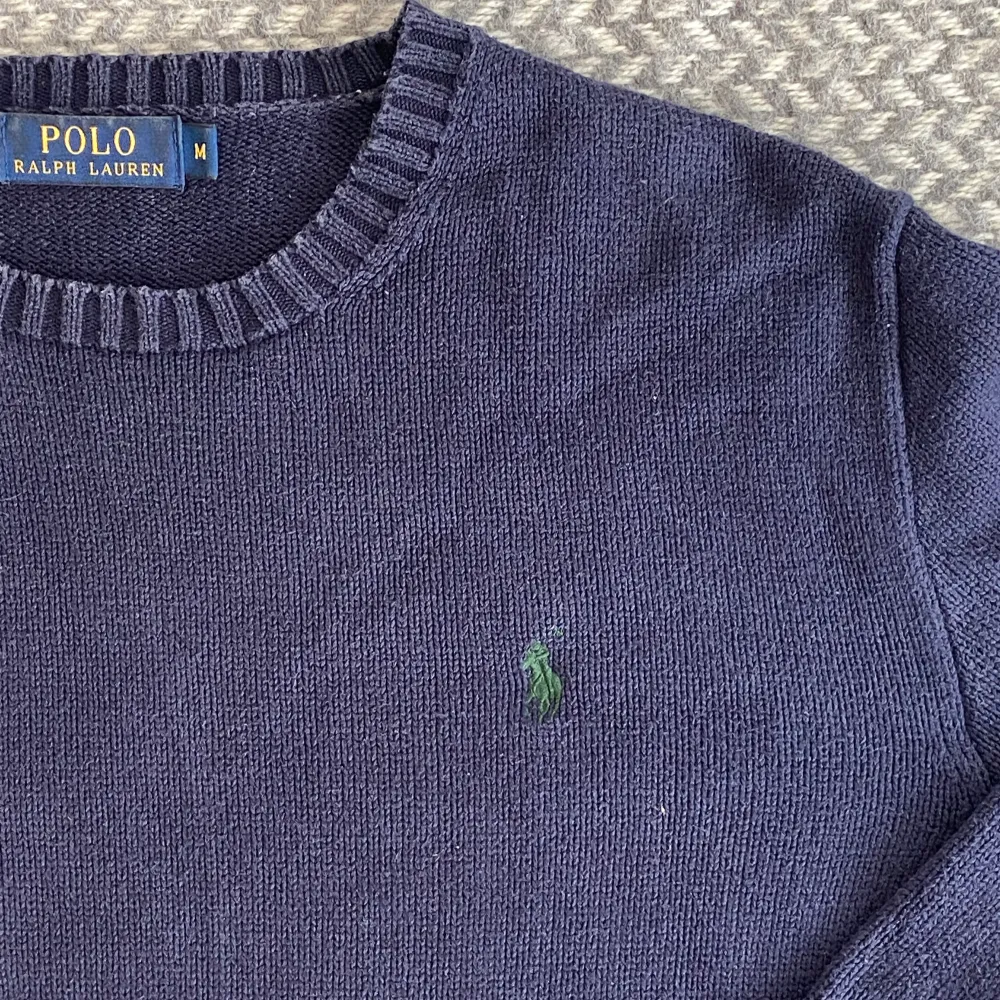 Mörkblå stickad tröja från polo ralph lauren. Storlek M, sitter som en S/M. I mycket bra skick, inga skador men en lite fläck på ärmen (bild 3). Hör gärna av dig vid frågor😉👊🏽. Tröjor & Koftor.