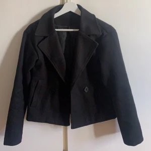 Kappa - Säljer även denna svarta kappa💖 denna är ganska tunn. Köpte på second hand därav vet jag tyvärr inte vart den är ifrån. Strl xxs. Skriv för fler bilder så fixar jag det💓 Köparen står för frakten, använd gärna ”köp nu”💞
