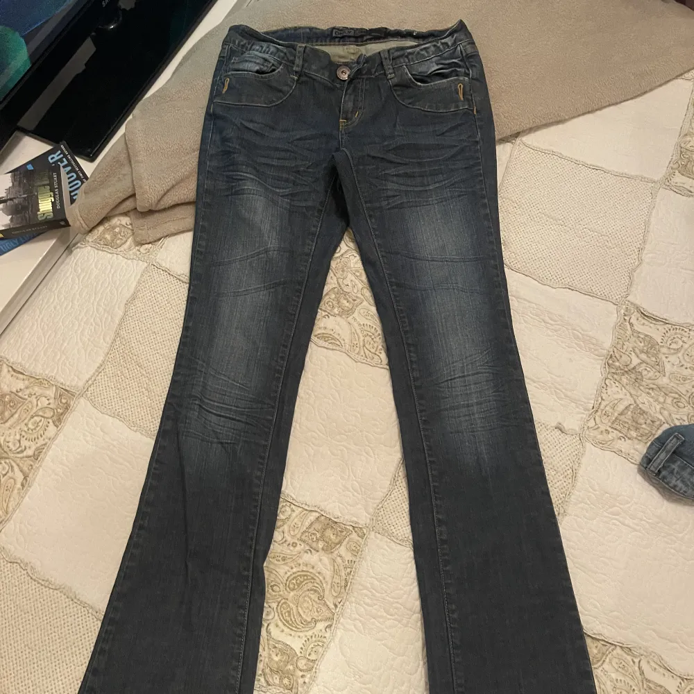 Mörkblåa jeans, raka i modellen. Lågmidjade💕. Jeans & Byxor.