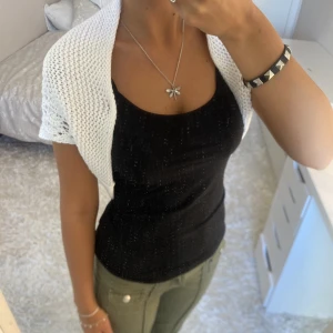 Vit bolero - Säljer denna stickade vita bolero. Har du någon fråga är det bara att höra av dig🫶🏻