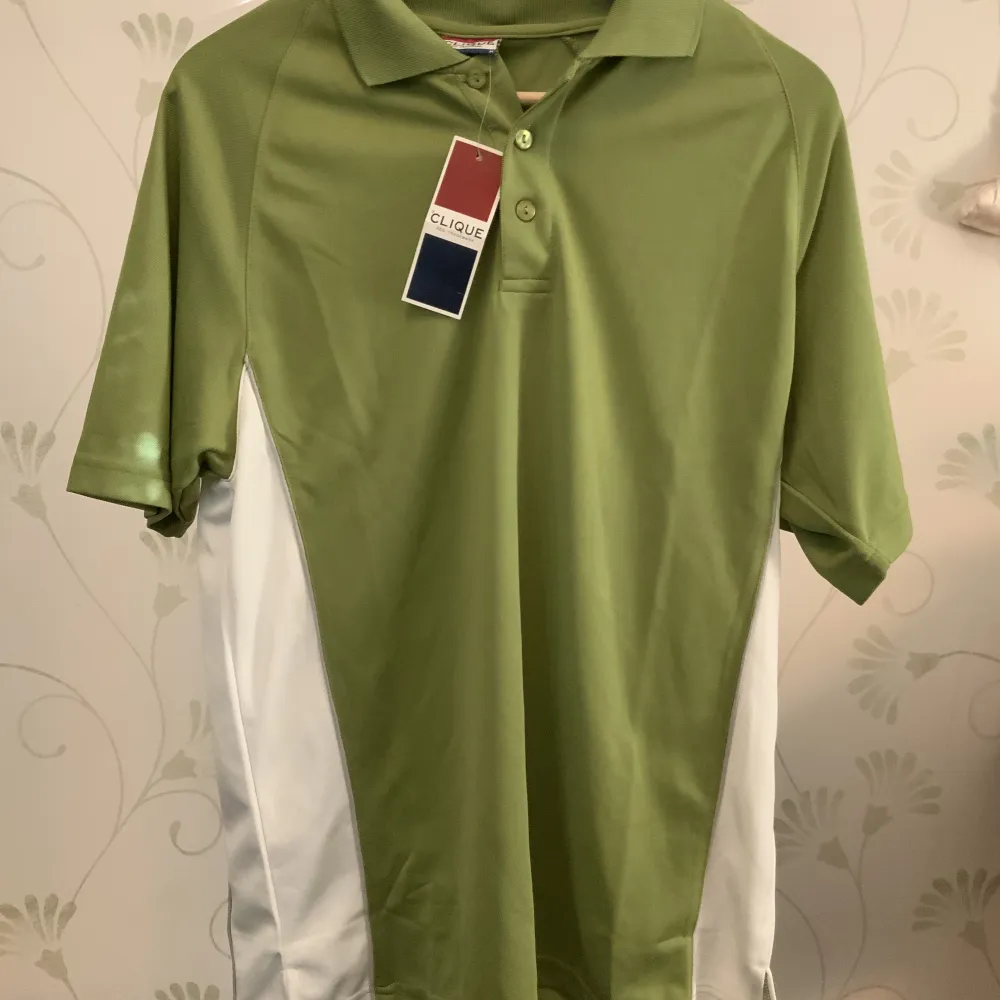 Golftröja som aldrig har används. Storlek L.. T-shirts.