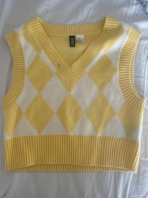 Gul väst - Jätte fin gul väst den hm använd en gång, väldigt bra skick.