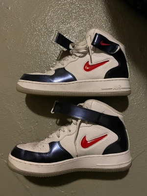 Nike Air Force Mid QS - Nike Air Force Mid QS Storlek 41 Använda en gång. Nypris 1599 kr  Pris kan diskuteras. 