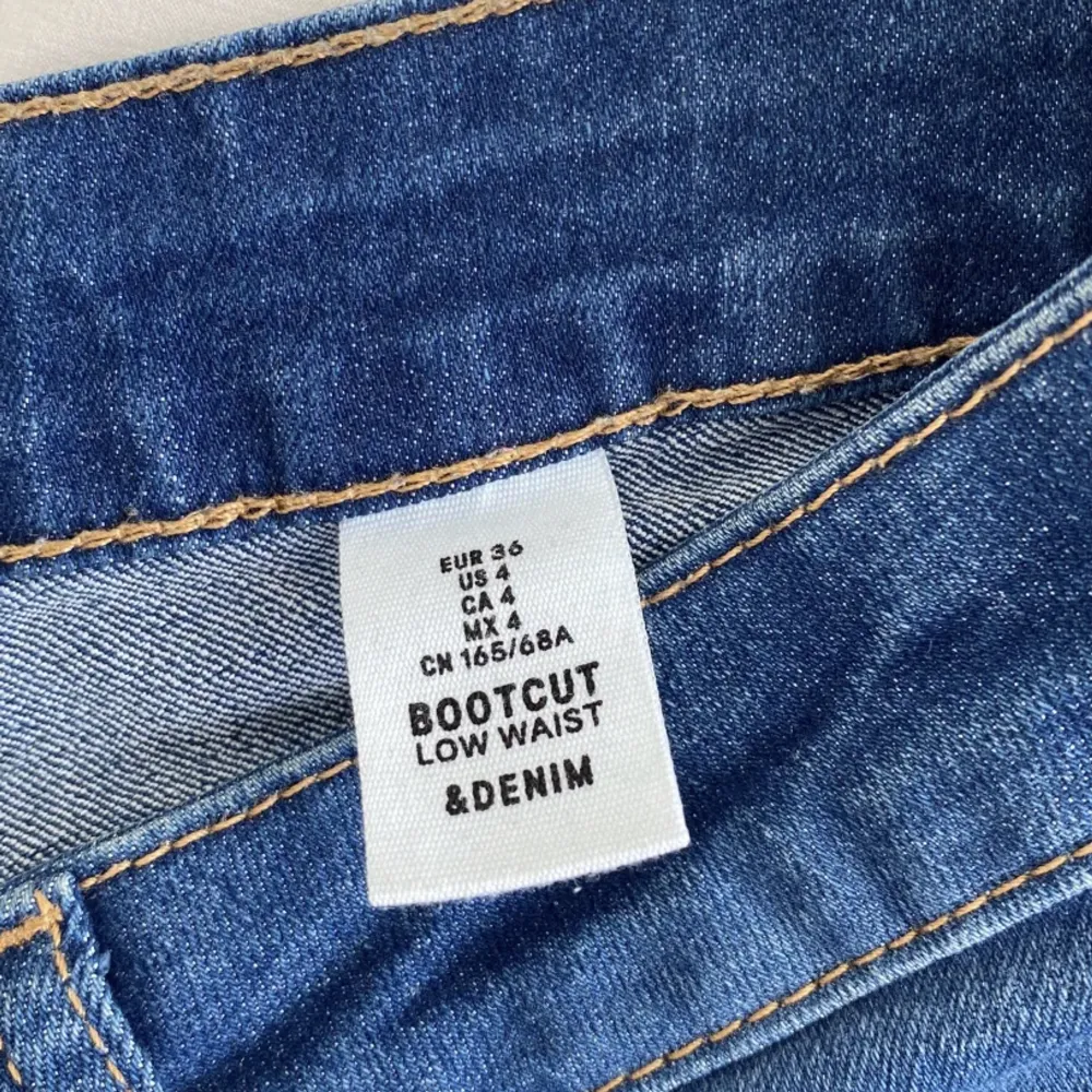 Mörk blåa low waist bootcut jeans säljs då de inte längre används. (Första bilden är inte min, det är bara en referens av hur byxorna ser ur). Jeans & Byxor.