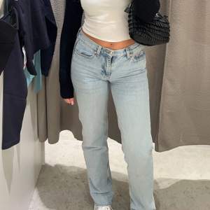Midwaist jeans från Gina i storlek 32