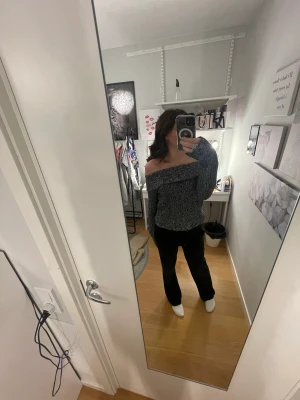 Stickad off-shoulder  - Svart och vit stickad off shoulder tröja från märke jag inte vet. Använd men är hel💫