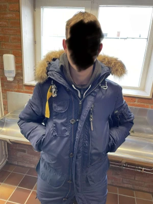 Parajumper jacka - Använd under en kort period. Priset kan diskuteras. Storlek M. Stor i storleken 