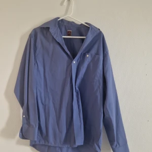 Eton strykfri blå skjorta - Säljes i storlek 39. Blå samt strykfri i fint skick