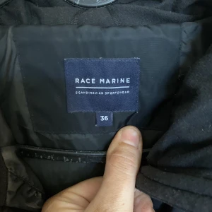 Vinterjacka  - Jätte fin och varm vinterjackan med avtagbar päls använd en halv vinter hel o ren 