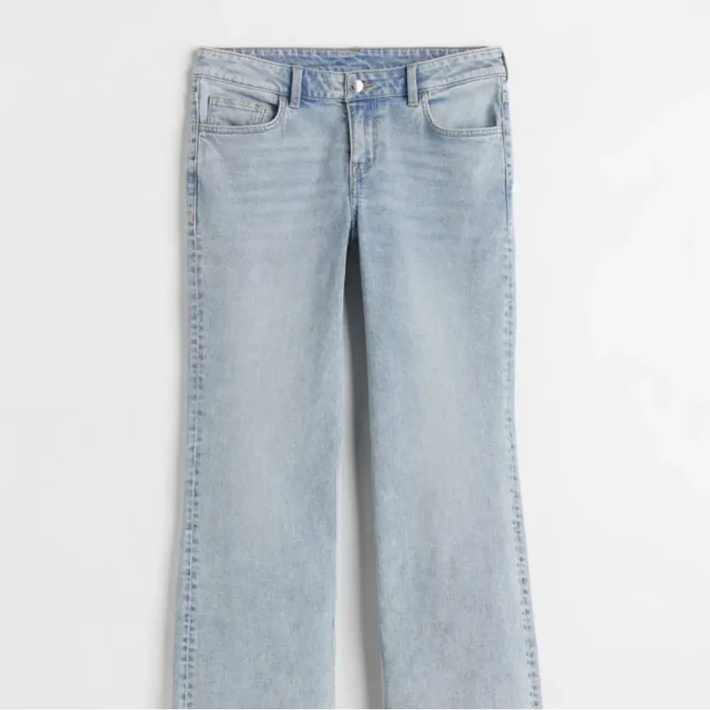 Säljer dessa populära jeansen från hm🥰 skriv om du har några frågor om mått eller om du vill köpa. Priset går att diskutera . Jeans & Byxor.