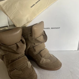 Isabel Marant skor - Ett par äkta Isabel Marant skor som är i super skick och knappt använda, kartong och dustbags medföljer! Hör av dig vid fler frågor ❤️❤️