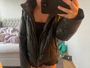 Svart vinterjacka - svart skinn vinter jacka från Zara, Storlek XS men den e oversized