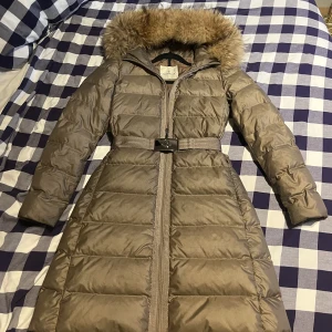 Moncler vinterjacka - Supersnygg figursydd lång vinterjacka från moncler. Självklart äkta. Storlek 0. Passar både S/XS 