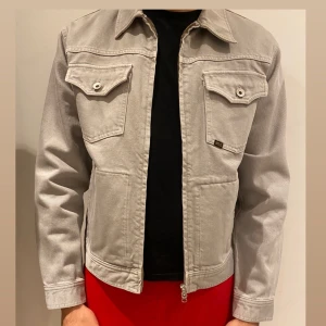 Jeans jacka tiger of Sweden  - Jeans jacka i storlek M , märket är Tiger of Sweden, helt ny oanvänd 